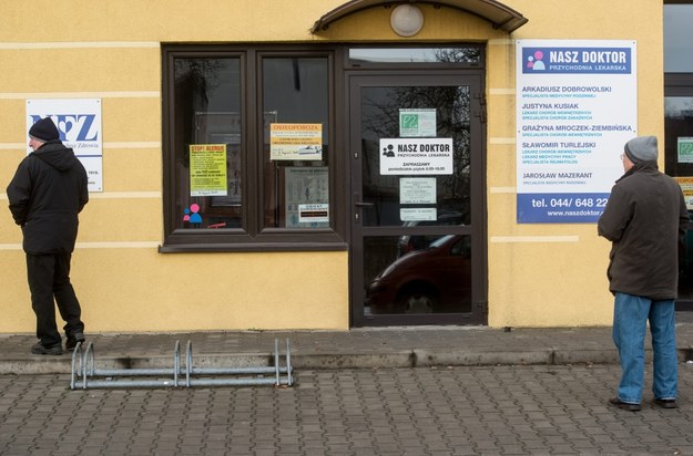 Pacjenci przed zamkniętą przychodnią /PAP/Grzegorz Michałowski /PAP