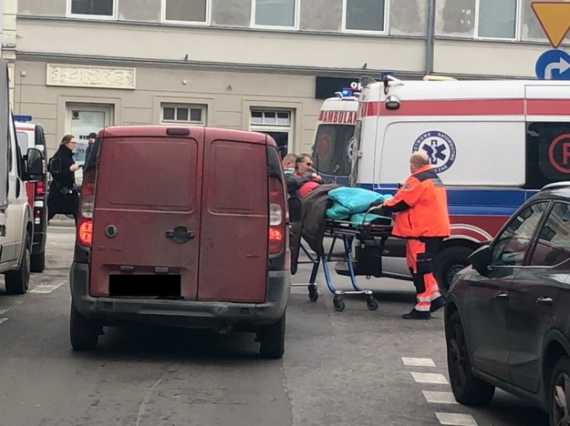Pacjenci są często transportowani na noszach przez kilka ulic /Marek Wiosło /RMF FM