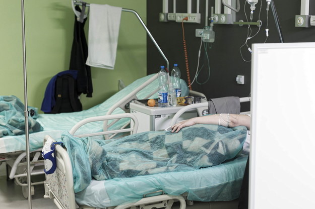 Pacjenci w szpitalu tymczasowym dla zakażonych koronawirusem we Wrocławiu /Aleksander Koźmiński /PAP