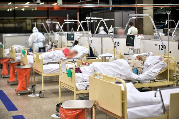 Pacjenci w szpitalu tymczasowym utworzonym na Stadionie Narodowym /Andrzej Lange /PAP