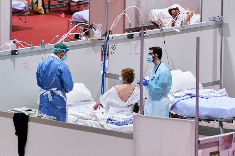 Pacjenci w tymczasowym szpitalu w Hiszpanii /egan P. Mace/SOPA Images/LightRocket  /Getty Images