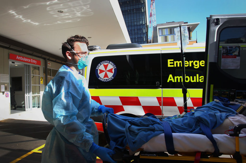 Pacjent chory na COVID-19 transportowany do szpitala w Sydney / Lisa Maree Williams / Stringer /Getty Images