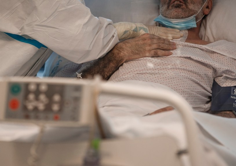Pacjent chory na COVID-19 w jednym z hiszpańskim szpitali /DeFodi Images /Getty Images