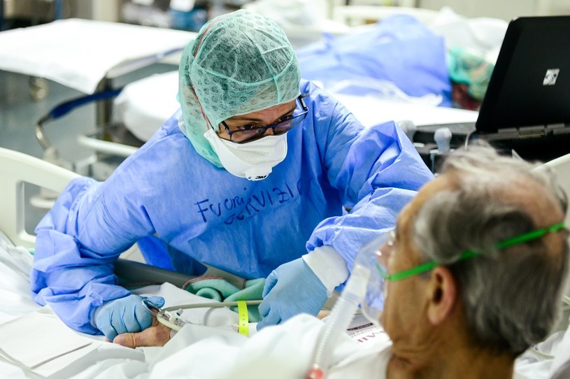 Pacjent chory na COVID-19 w szpitalu w Bergamo /Piero CRUCIATTI /AFP