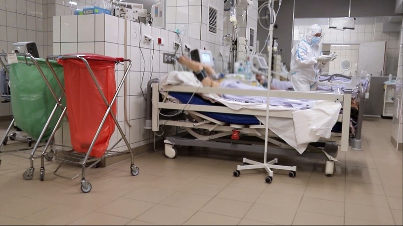 Pacjent chory na COVID-19 w szpitalu zakaźnym /Polsat News