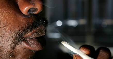 Pacjent pali jointa w Alternative Herbal Health Service. San Francisco, 13 lipca 2006 /AFP