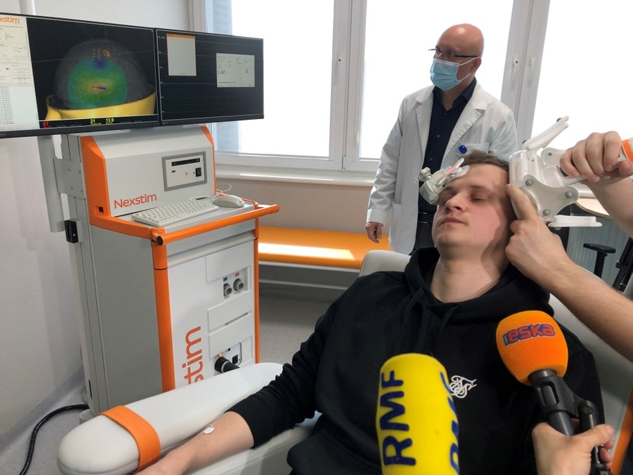 Pacjent podczas mapowania mózgu /Anna Kropaczek /RMF FM - reporter