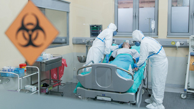 Pacjent z podejrzeniem zakażenia wirusem ebola trafi na szpitalny SOR w odcinku, który zostanie wyemitowany 23 lutego! /TVN