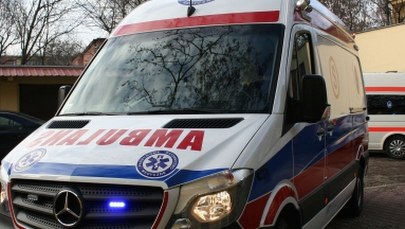 Pacjent zaatakował ratowników medycznych i zniszczył karetkę