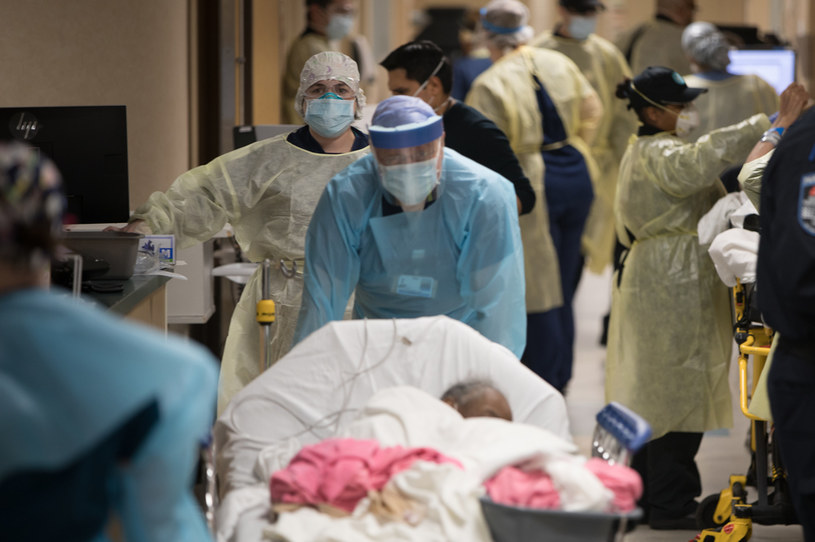 Pacjent zakazony SARS-CoV-2 na szpitalnym oddziale ratunkowym, zdjęcie ilustracyjne / Jeffrey Basinger/Newsday via Getty Images /Getty Images