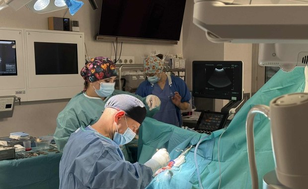Pacjentka świadoma w czasie operacji. To 70-letnia kobieta z guzem mózgu