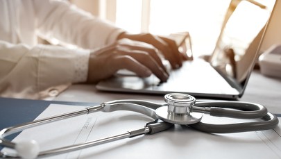 Pacjentka w śpiączce. Skazany lekarz uniknie więzienia, nadal pracuje