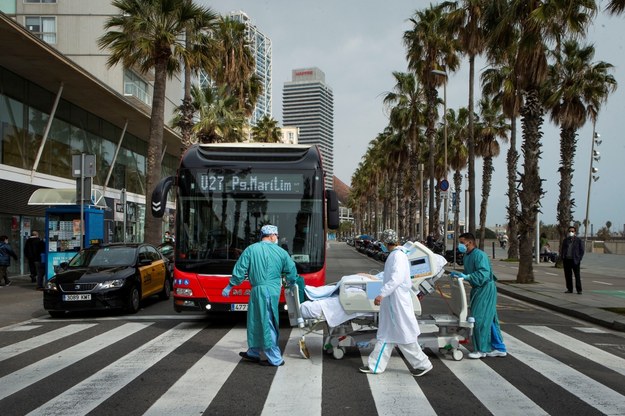 Pacjentka z Covid-19 transportowana w ramach spaceru na plażę w Barcelonie /ENRIC FONTCUBERTA /PAP/EPA