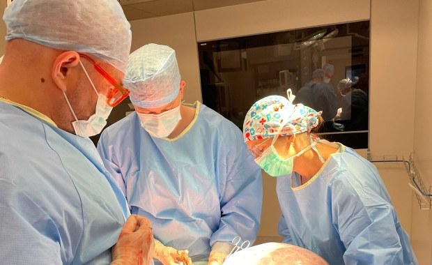 Pacjentka z guzem jajnika o średnicy 46 centymetrów. Bydgoscy specjaliści: Badania ratują życie!