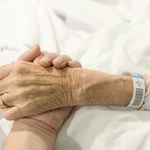 Pacjentka zmarła, czekając na lekarza. Pielęgniarka stanie przed sądem