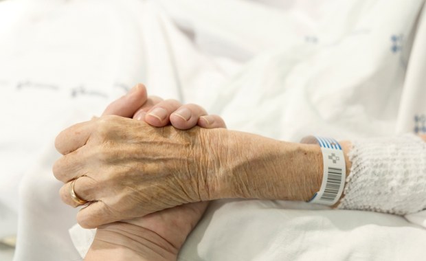 Pacjentka zmarła, czekając na lekarza. Pielęgniarka stanie przed sądem