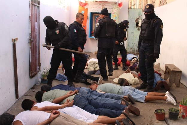 Pacyfikacja więzienia w Iguala /PAP/EPA/JOSE LUIS DE LA CRUZ /PAP/EPA