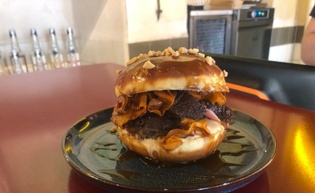 Pączek z policzkiem wołowym? Propozycja cukierni w Warszawie