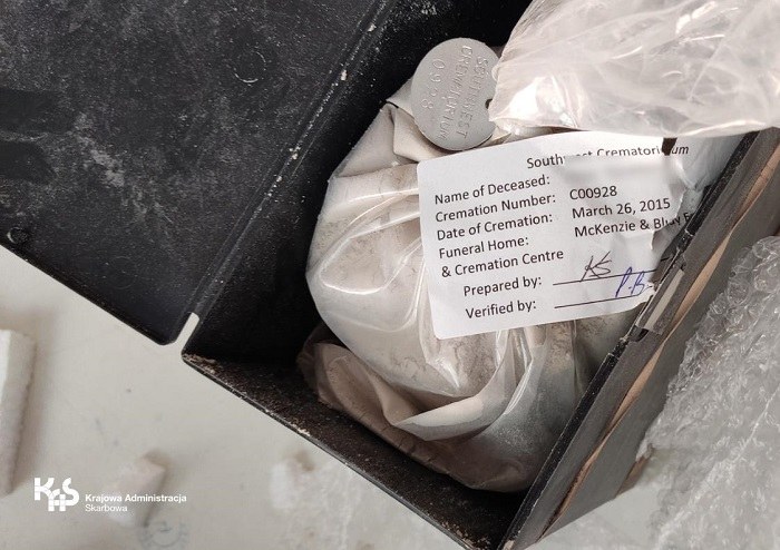 Paczka otwarta przez celników /Krajowa Izba Administracji Skarbowej w Szczecinie /