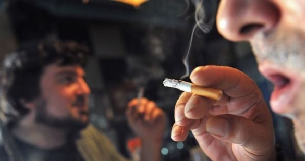 Paczka papierosów podrożeje od 60-90 groszy, nielegalny rynek zyska około 2,5 proc. /AFP