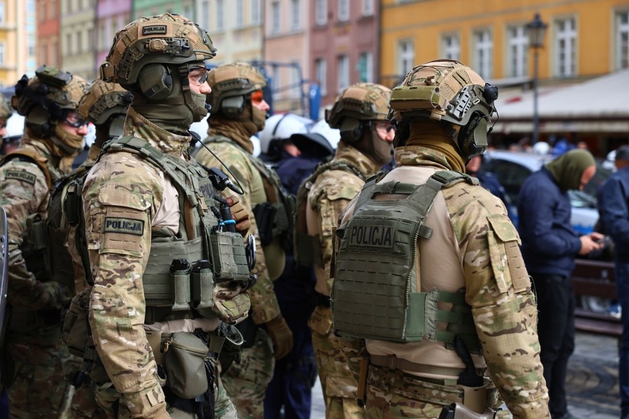 "Paczka z migającą diodą" przed sklepem na Dolnym Śląsku. Wezwano kontrterrorystów