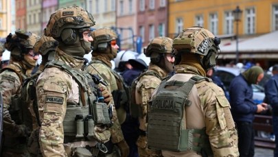 "Paczka z migającą diodą" przed sklepem na Dolnym Śląsku. Wezwano kontrterrorystów