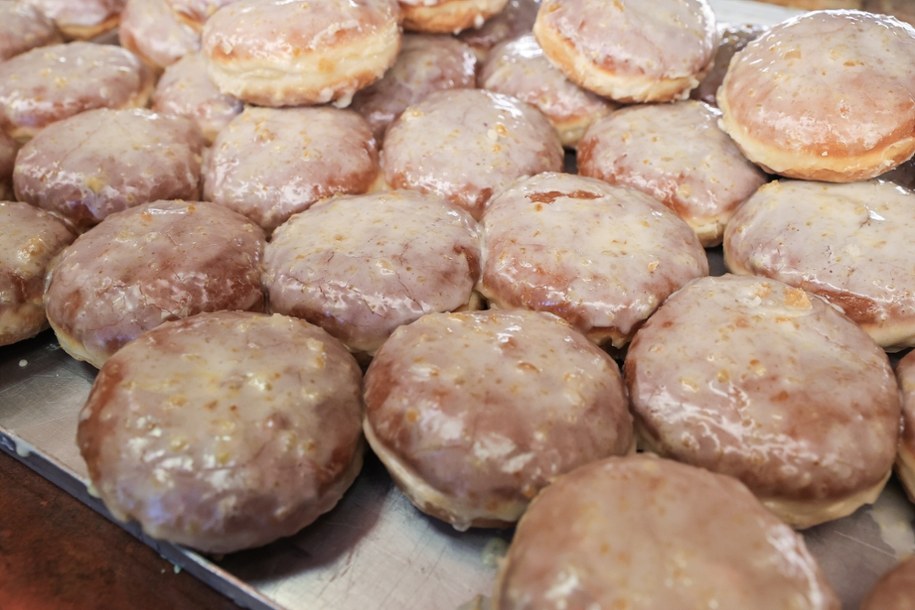 Pączki jedzone w tłusty czwartek mają - według ludowych wierzeń - zapewnić nam szczęście /Marian Zubrzycki /PAP