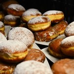 Pączki lepsze niż w cukierni. Z tego przepisu wychodzą obłędnie miękkie i puszyste