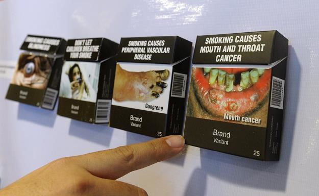 Paczki papierosów bez logo - propozycja Światowej Organizacji Zdrowia /AFP
