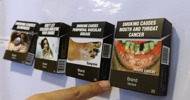 Paczki papierosów bez logo - propozycja Światowej Organizacji Zdrowia /AFP