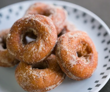 Pączki twarogowe na tłusty czwartek i karnawał. Puszysta słodycz to hit 2026 roku