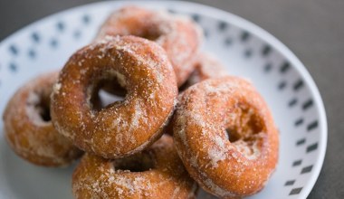 Pączki twarogowe na tłusty czwartek i karnawał. Puszysta słodycz to hit 2026 roku