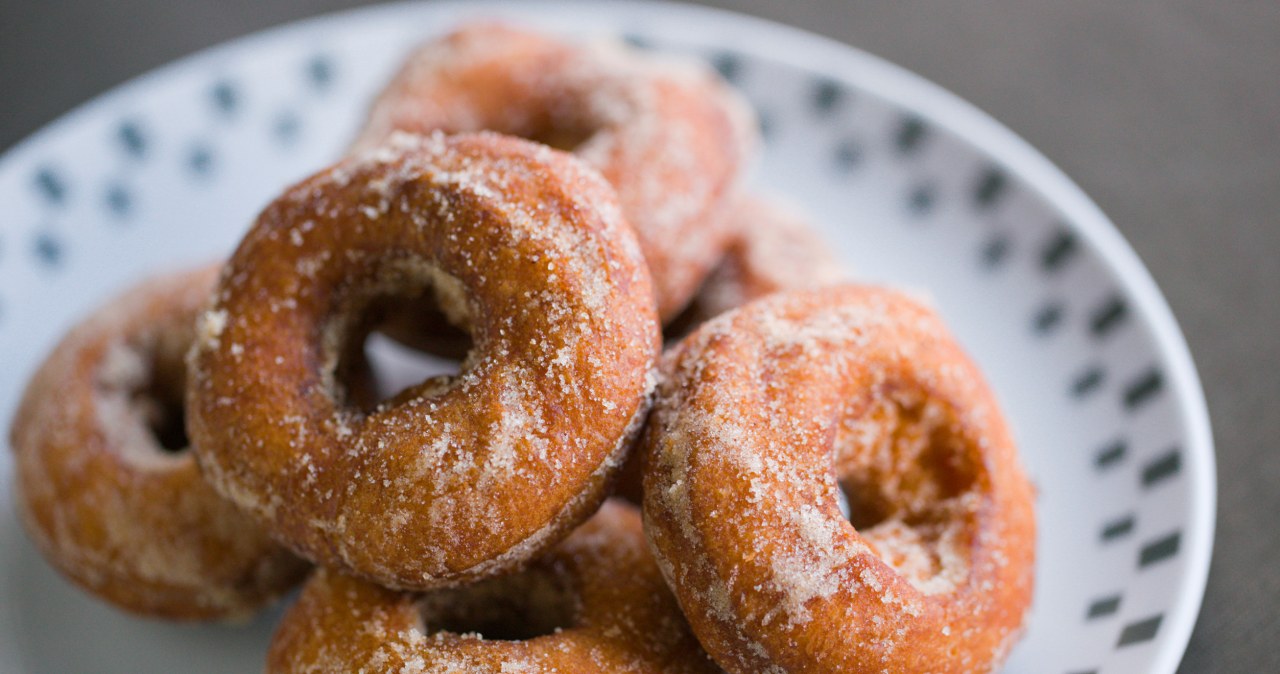 Pączki twarogowe to przepis, który warto wykorzystać w karnawale, szczególnie w tłusty czwartek /odasho /123RF/PICSEL