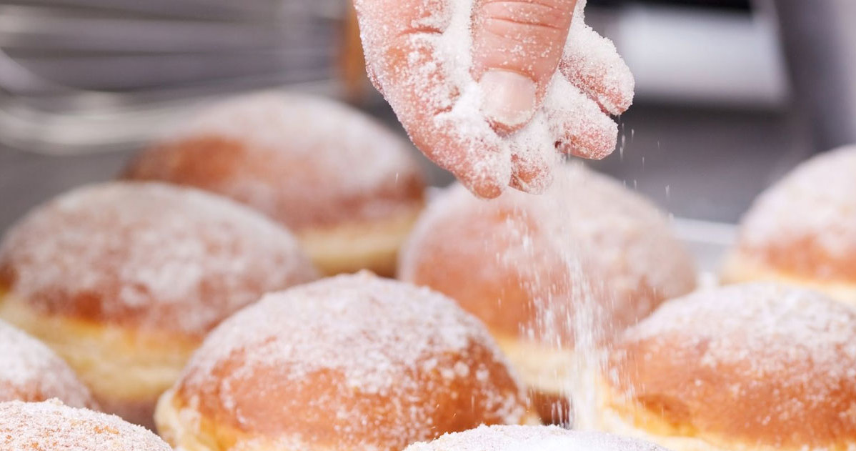 Pączki z nadzieniem wieloowocowym i cukrem pudrem to najtańsza opcja na tłusty czwartek /123RF/PICSEL