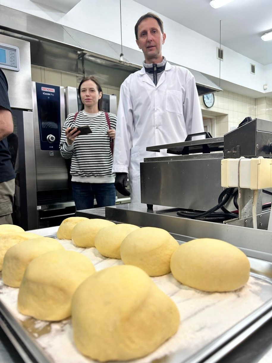 Pączki z paprykarzem nie są lukrowane, zamiast tego na ich wierzch trafia prażona cebula. /Aneta Łuczkowska /RMF FM - reporter