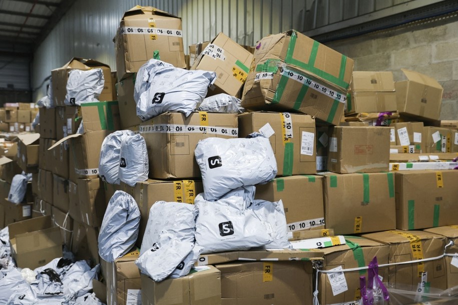 Niecodzienna kontrola na lotnisku. Otwierają 200 tysięcy paczek