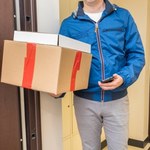 Paczki za pobraniem, których nikt nie zamawiał. Policja ostrzega Polaków