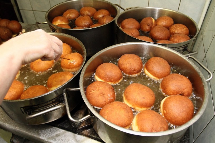 Pączkowa legenda, czyli jak długo smażyć pączki? Jest jeden wyznacznik 