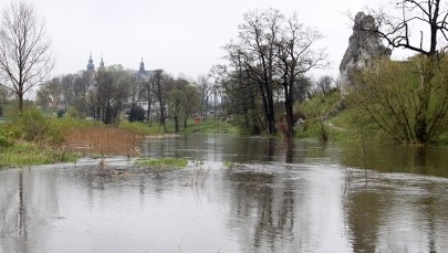 Pada coraz mniej, ale stany alarmowe są przekroczone na 29 rzekach