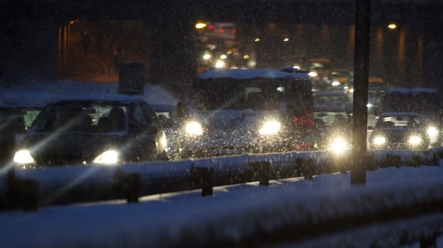 Padający śnieg spowodował paraliż na wielu drogach /Andrzej Grygiel /PAP