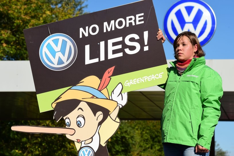 Padło na Volkswagena. Greenpeace tego nie wie, ale prawdopodobnie mogło paść na kogokolwiek /AFP