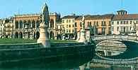 Padwa, Prato della Valle otoczone kanałem w centrum miasta /Encyklopedia Internautica
