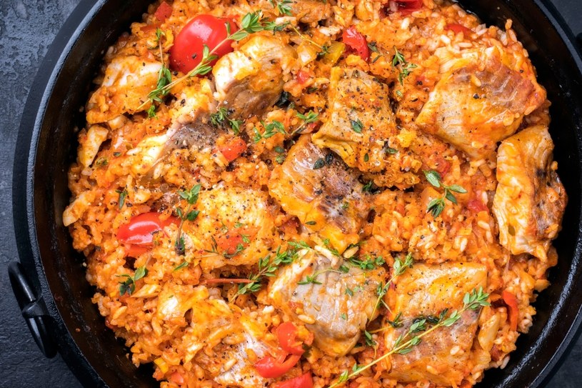 Paella w wersji z dorszem /123RF/PICSEL