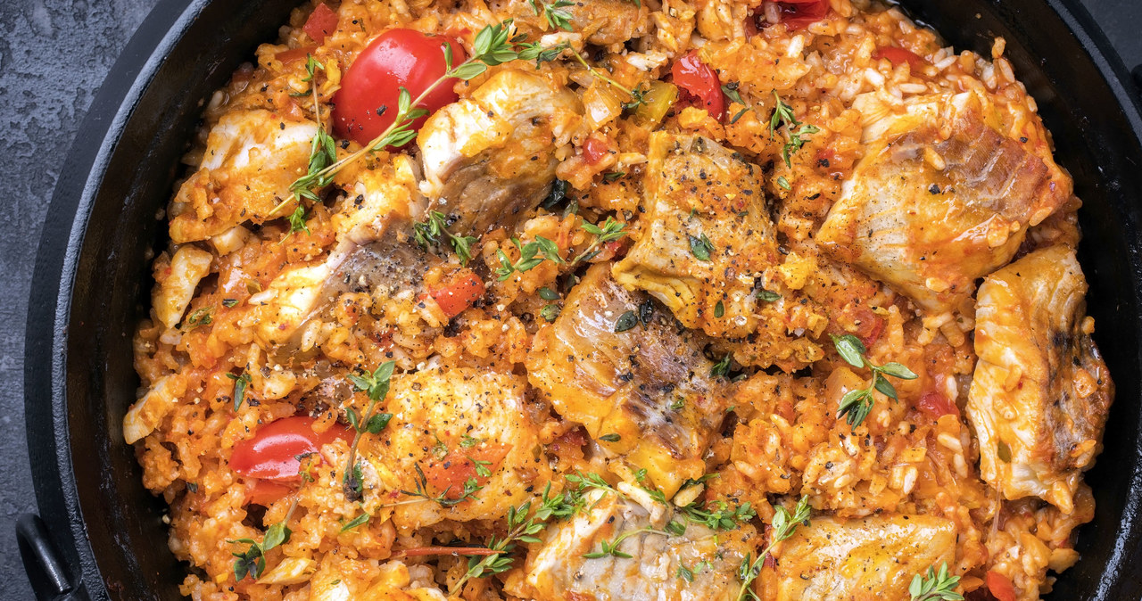 Paella w wersji z dorszem /123RF/PICSEL