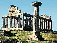 Paestum, świątynia Ateny, koniec VI w. p.n.e. /Encyklopedia Internautica