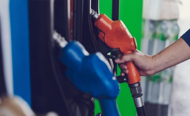 Pakiet CPN. Tyle zapłacimy za paliwo po obniżce VAT do 8 proc.