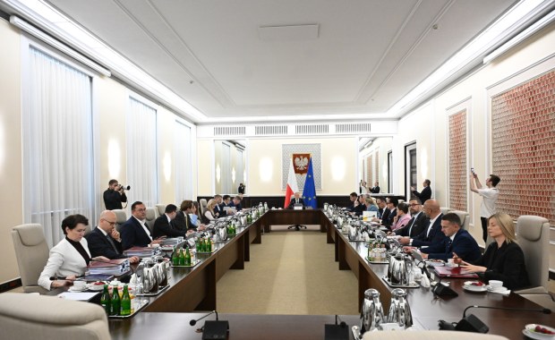 Pakiet ustaw przyjęty przez rząd. Wśród nich zakaz używania telefonów w szkołach