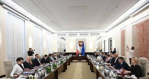 Pakiet ustaw przyjęty przez rząd. Wśród nich zakaz używania telefonów w szkołach