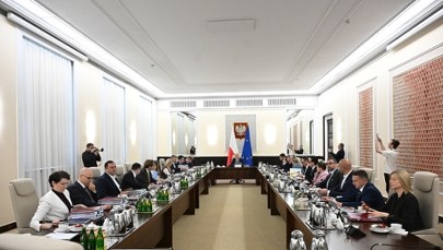 Pakiet ustaw przyjęty przez rząd. Wśród nich zakaz używania telefonów w szkołach