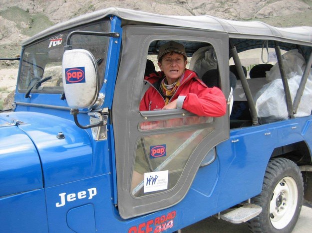 Pakistan, 14.06.05. Uczestniczka wyprawy na K2 Anna Czerwińska w Jeepie w drodze do wioski Askole /Dariusz Załuski /PAP
